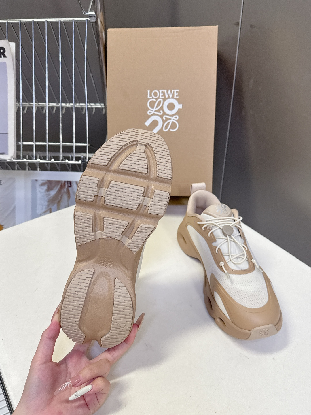 Loewe罗意威 x on昂跑联名情侣款 跑鞋 罗意威 xon 昂跑全新合作系列 时尚，品牌与瑞士高性能