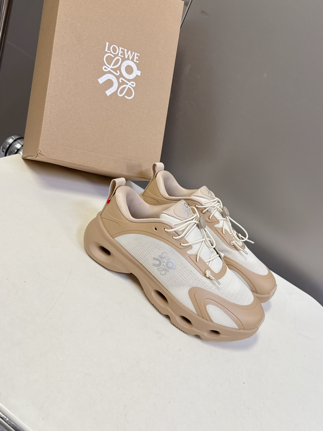 Loewe罗意威 x on昂跑联名情侣款 跑鞋 罗意威 xon 昂跑全新合作系列 时尚，品牌与瑞士高性能