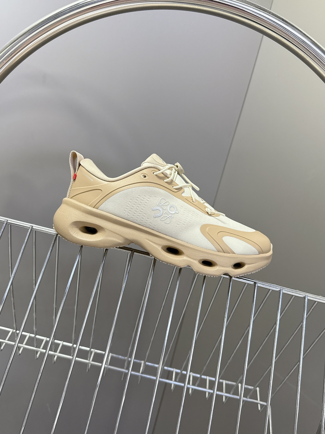 Loewe罗意威 x on昂跑联名情侣款 跑鞋 罗意威 xon 昂跑全新合作系列 时尚，品牌与瑞士高性能