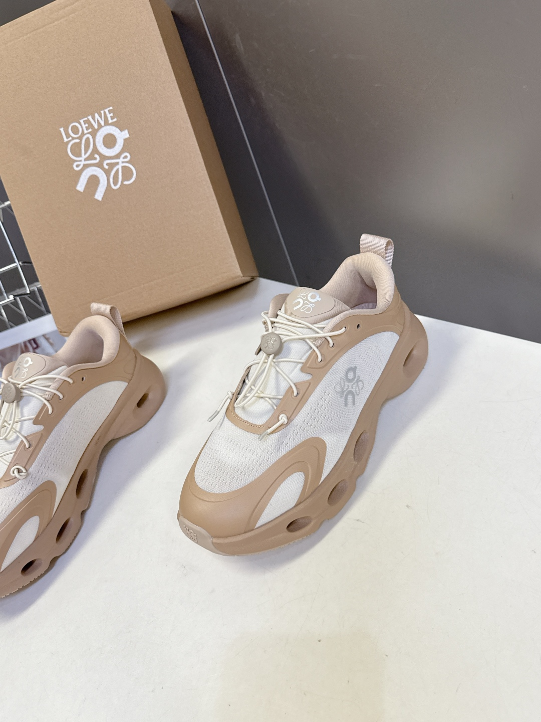 Loewe罗意威 x on昂跑联名情侣款 跑鞋 罗意威 xon 昂跑全新合作系列 时尚，品牌与瑞士高性能