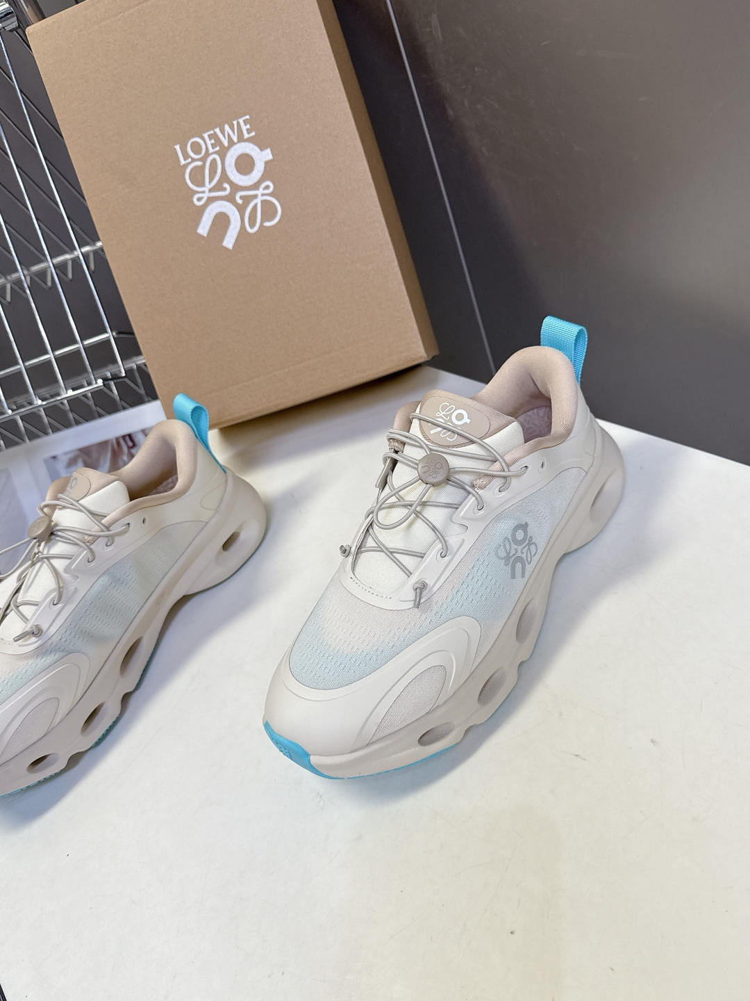 Loewe罗意威 x on昂跑联名情侣款 跑鞋 罗意威 xon 昂跑全新合作系列 时尚，品牌与瑞士高性能