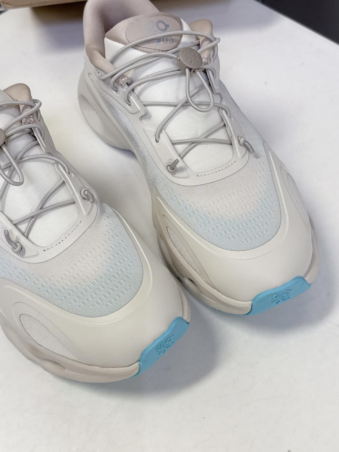 Loewe罗意威 x on昂跑联名情侣款 跑鞋 罗意威 xon 昂跑全新合作系列 时尚，品牌与瑞士高性能