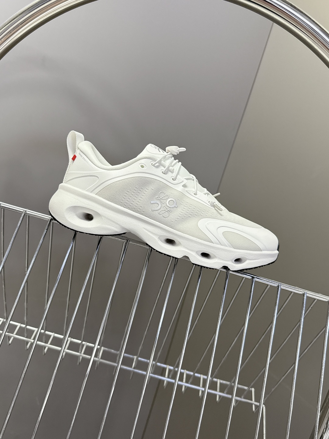 Loewe罗意威 x on昂跑联名情侣款 跑鞋 罗意威 xon 昂跑全新合作系列 时尚，品牌与瑞士高性能