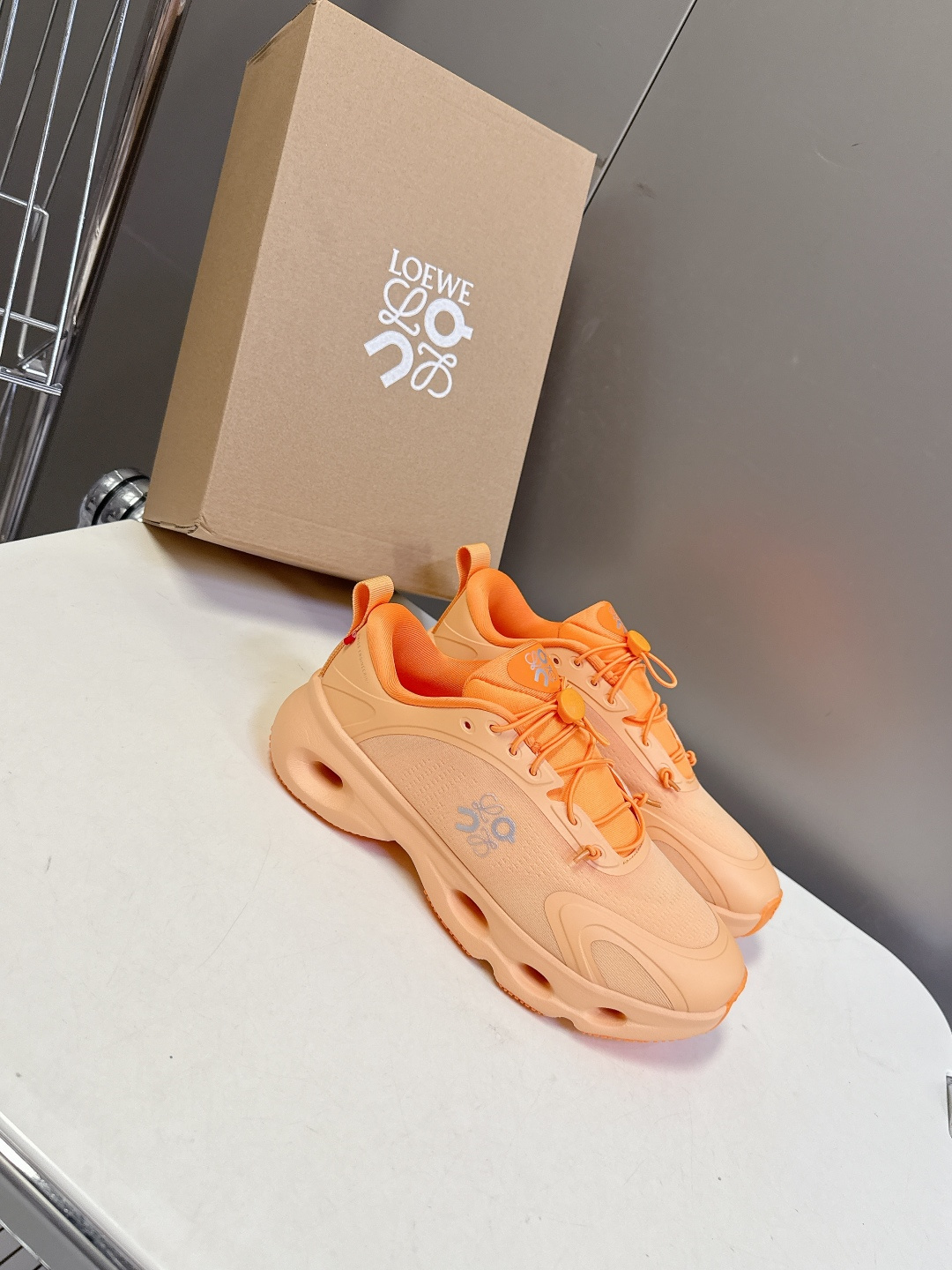 Loewe罗意威 x on昂跑联名情侣款 跑鞋 罗意威 xon 昂跑全新合作系列 时尚，品牌与瑞士高性能