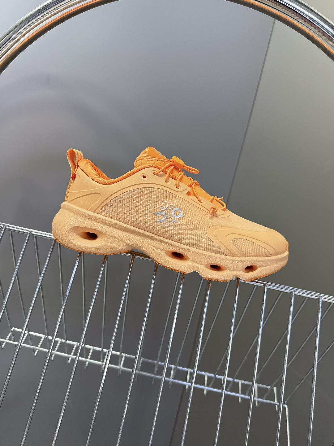 Loewe罗意威 x on昂跑联名情侣款 跑鞋 罗意威 xon 昂跑全新合作系列 时尚，品牌与瑞士高性能