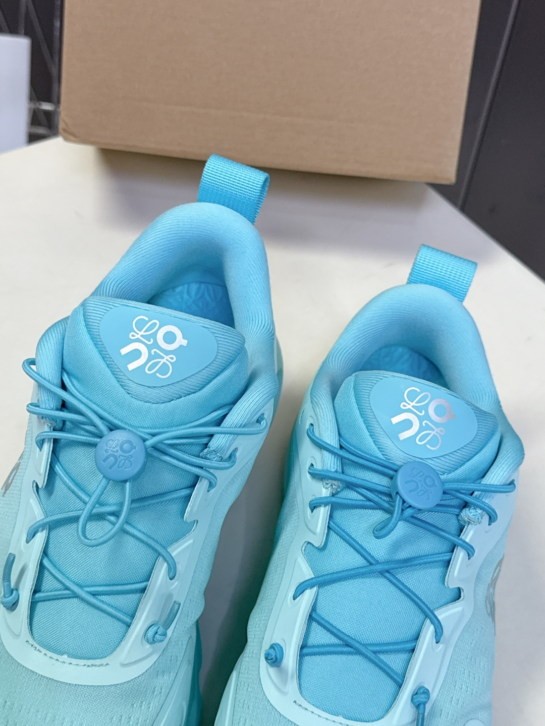 Loewe罗意威 x on昂跑联名情侣款 跑鞋 罗意威 xon 昂跑全新合作系列 时尚，品牌与瑞士高性能