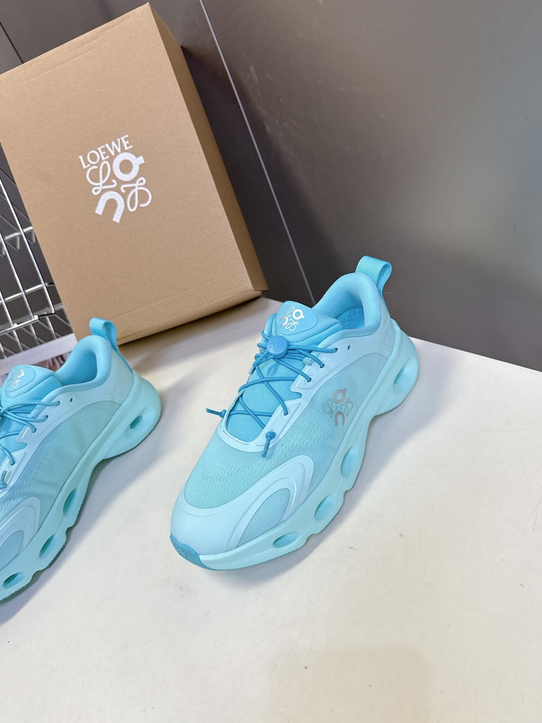 Loewe罗意威 x on昂跑联名情侣款 跑鞋 罗意威 xon 昂跑全新合作系列 时尚，品牌与瑞士高性能