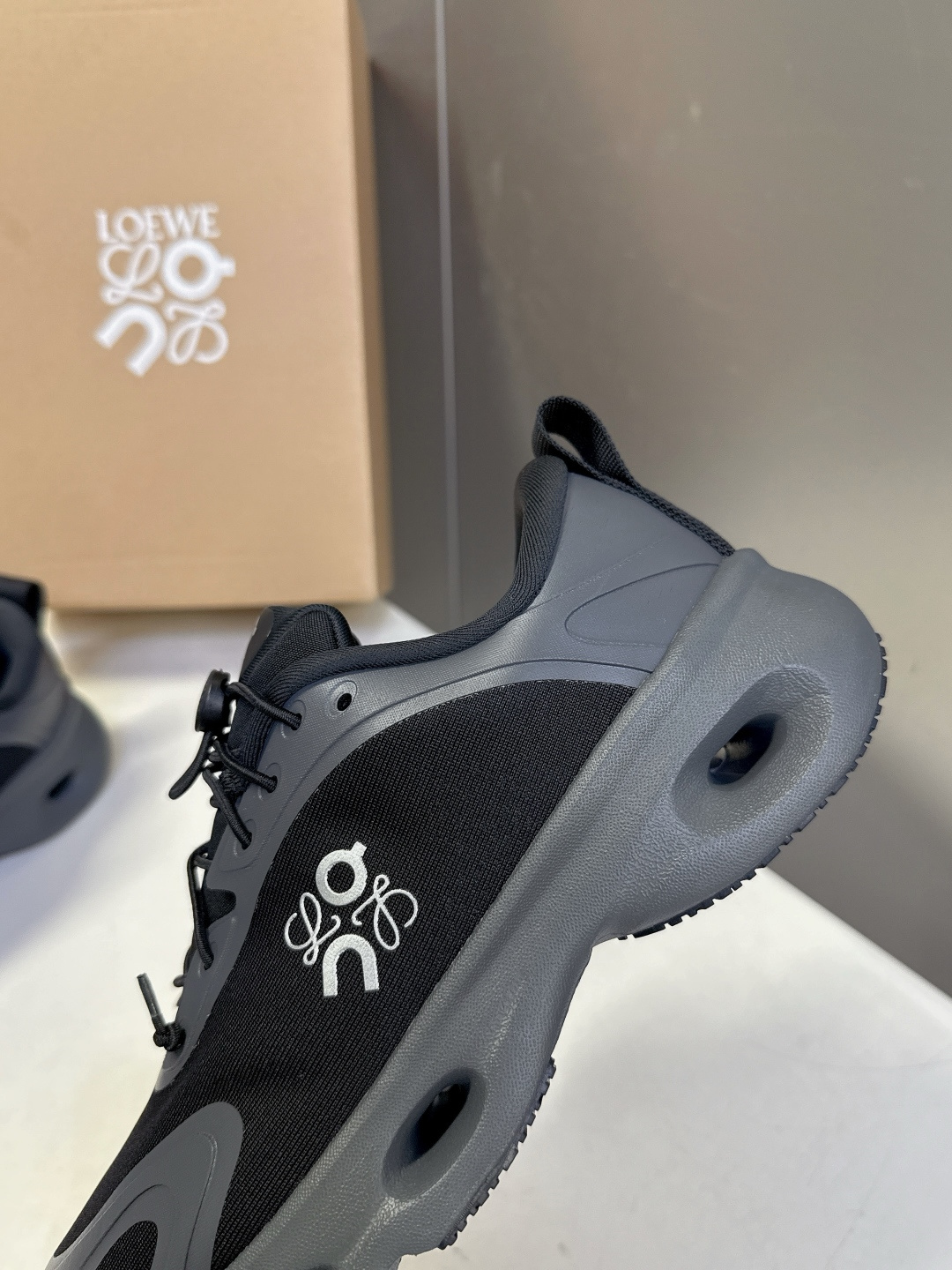 Loewe罗意威 x on昂跑联名情侣款 跑鞋 罗意威 xon 昂跑全新合作系列 时尚，品牌与瑞士高性能