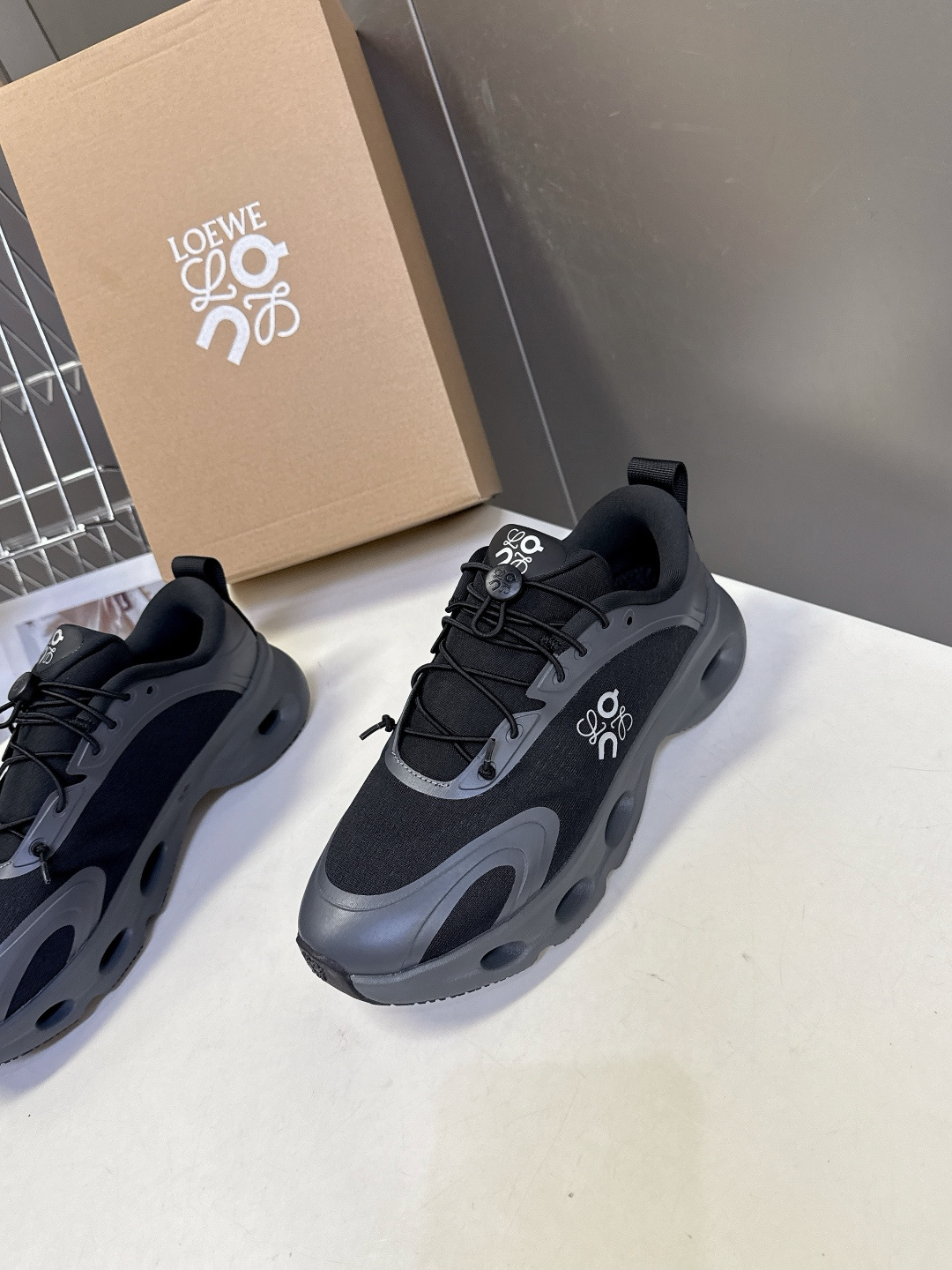 Loewe罗意威 x on昂跑联名情侣款 跑鞋 罗意威 xon 昂跑全新合作系列 时尚，品牌与瑞士高性能