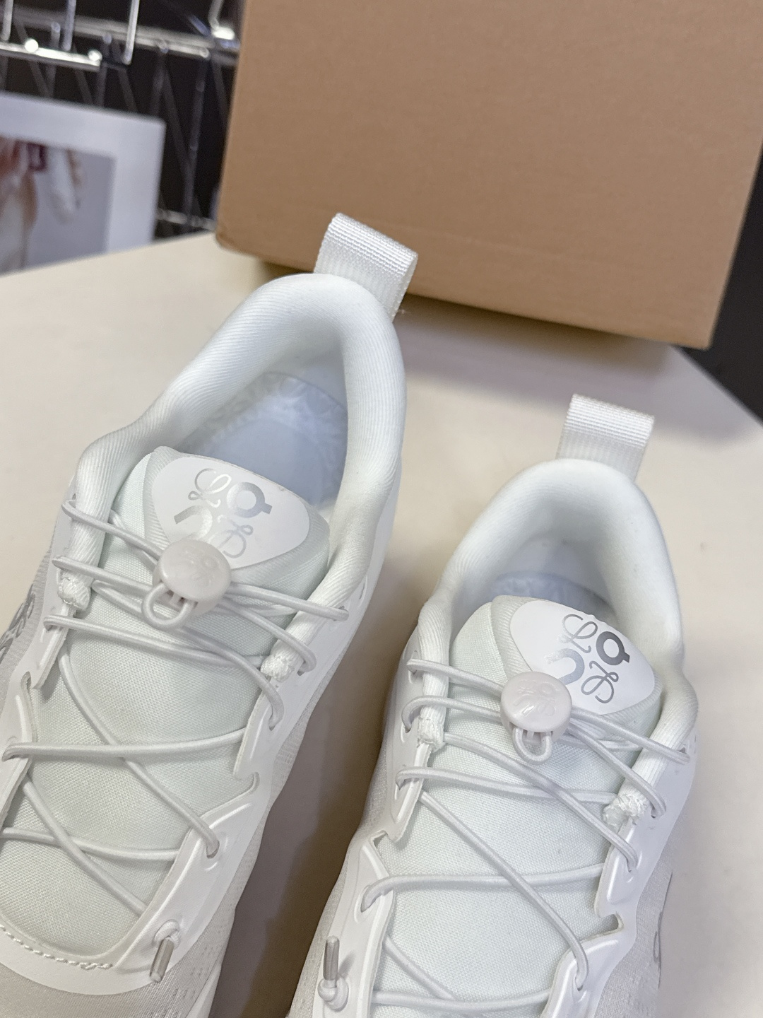 Loewe罗意威 x on昂跑联名情侣款 跑鞋 罗意威 xon 昂跑全新合作系列 时尚，品牌与瑞士高性能