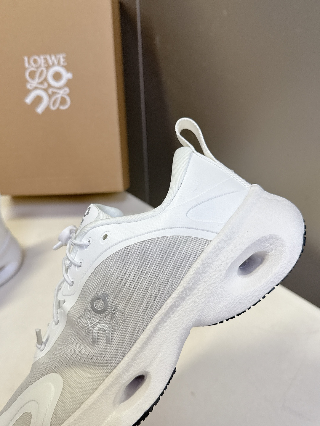 Loewe罗意威 x on昂跑联名情侣款 跑鞋 罗意威 xon 昂跑全新合作系列 时尚，品牌与瑞士高性能