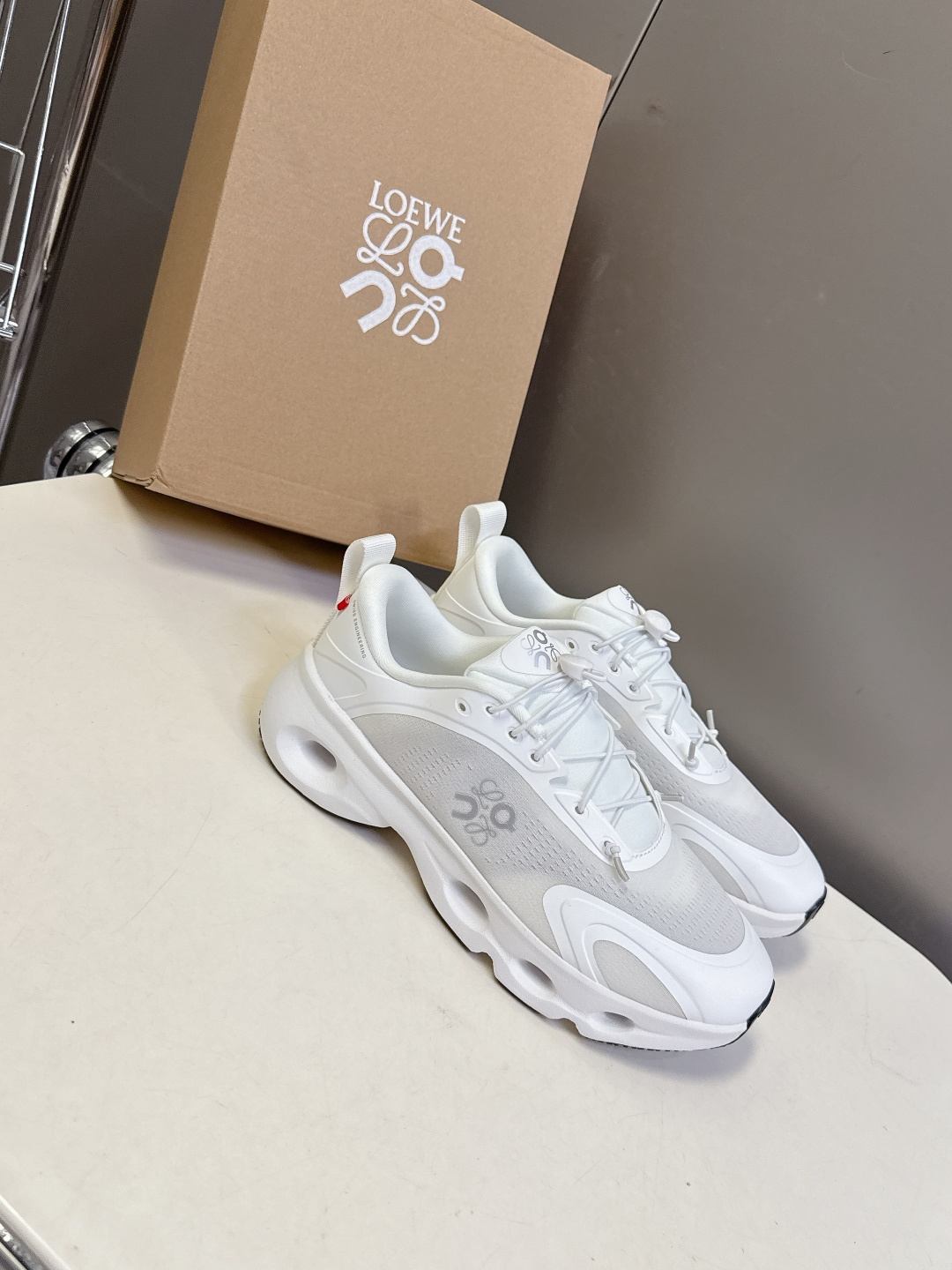 Loewe罗意威 x on昂跑联名情侣款 跑鞋 罗意威 xon 昂跑全新合作系列 时尚，品牌与瑞士高性能