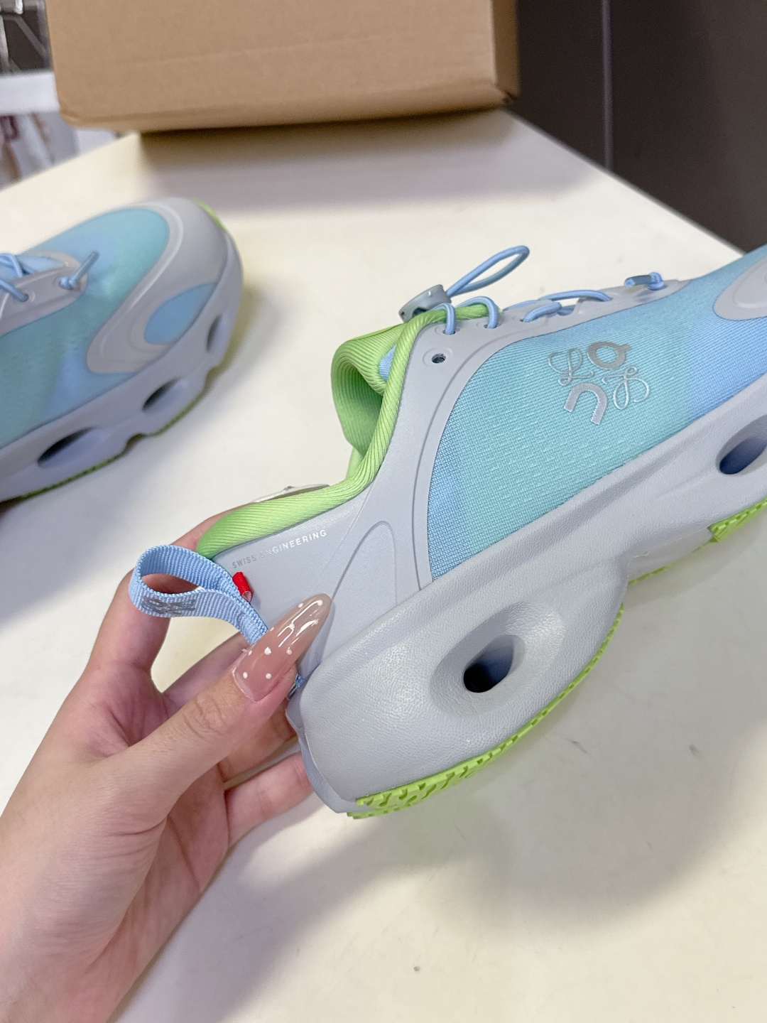 Loewe罗意威 x on昂跑联名情侣款 跑鞋 罗意威 xon 昂跑全新合作系列 时尚，品牌与瑞士高性能