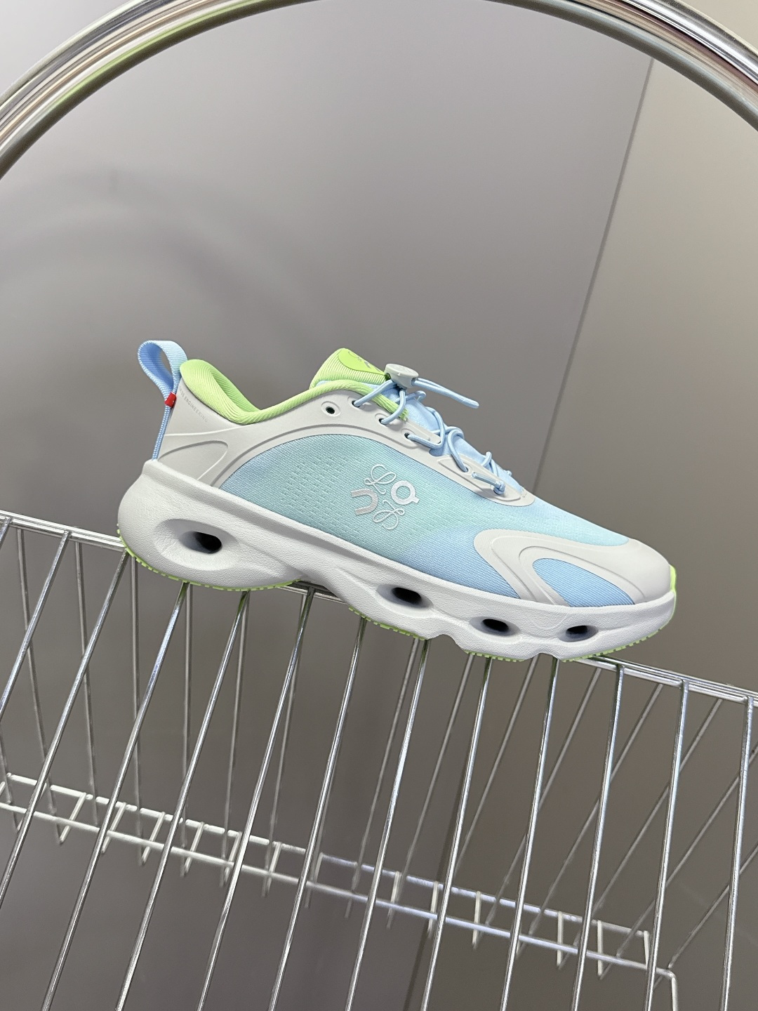 Loewe罗意威 x on昂跑联名情侣款 跑鞋 罗意威 xon 昂跑全新合作系列 时尚，品牌与瑞士高性能