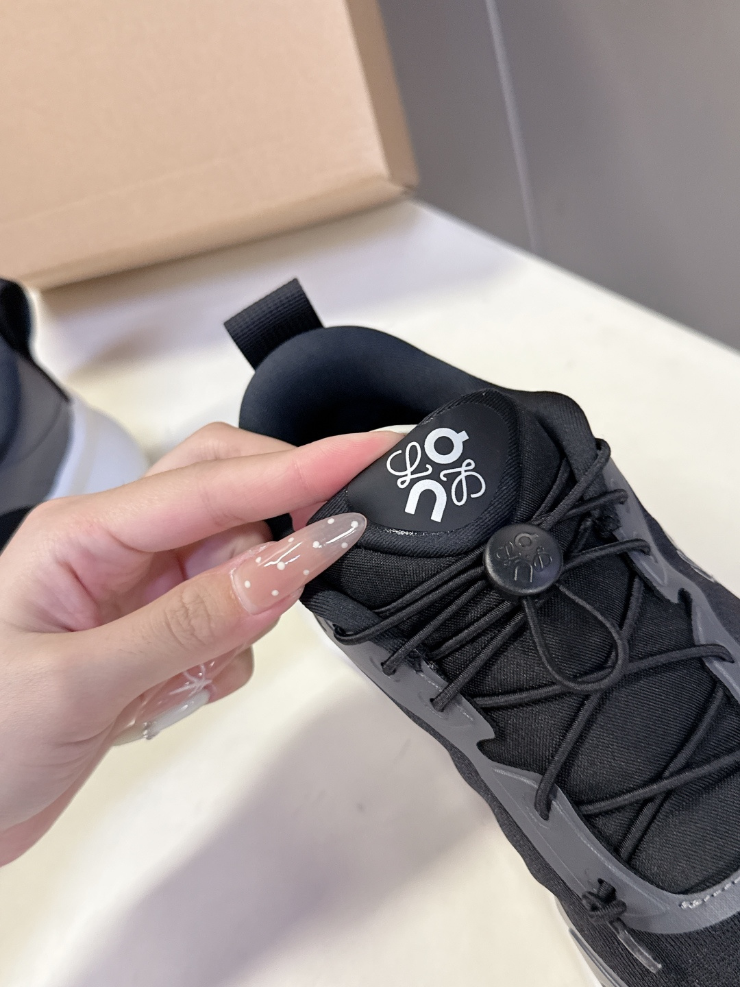 Loewe罗意威 x on昂跑联名情侣款 跑鞋 罗意威 xon 昂跑全新合作系列 时尚，品牌与瑞士高性能