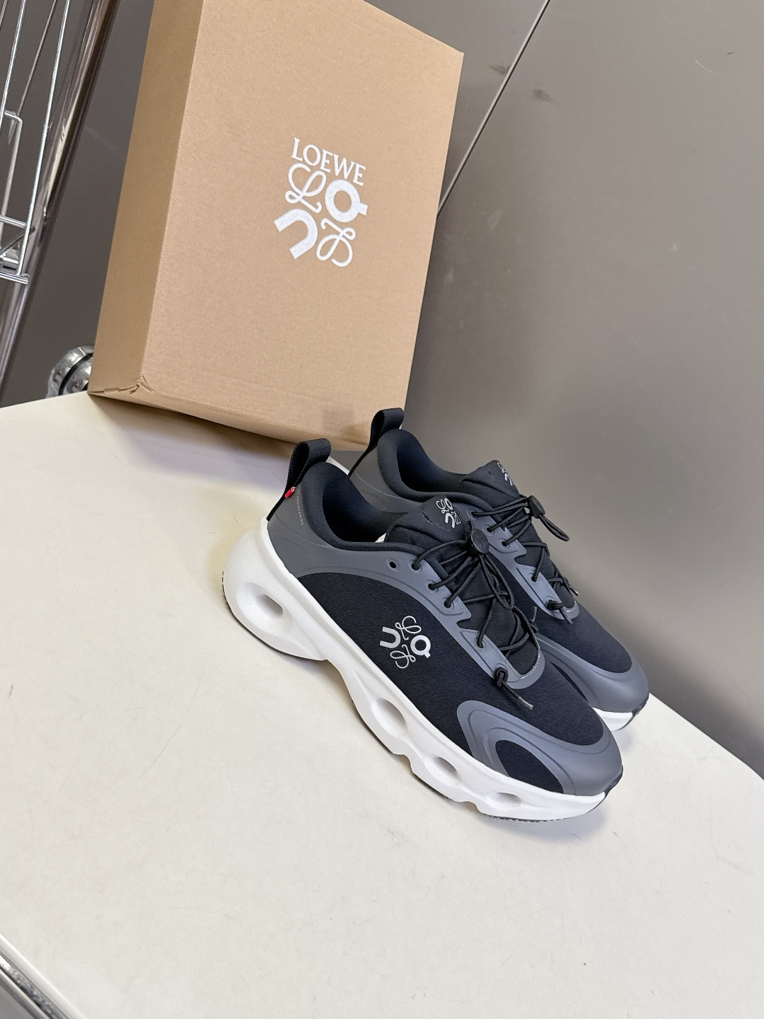 Loewe罗意威 x on昂跑联名情侣款 跑鞋 罗意威 xon 昂跑全新合作系列 时尚，品牌与瑞士高性能