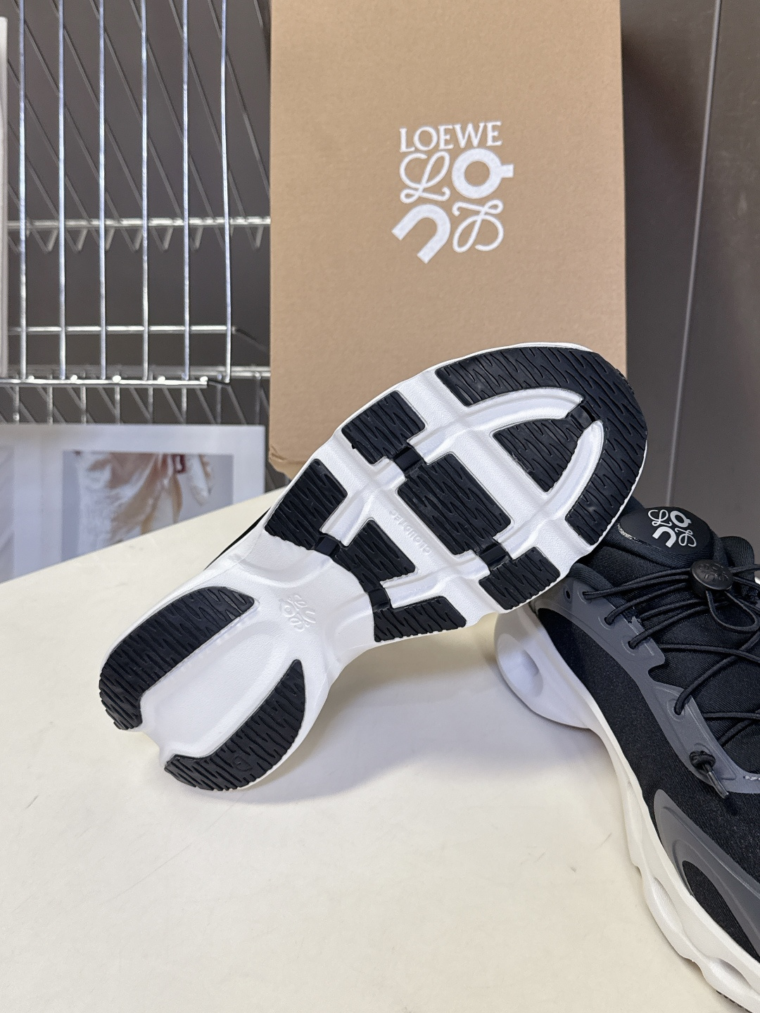 Loewe罗意威 x on昂跑联名情侣款 跑鞋 罗意威 xon 昂跑全新合作系列 时尚，品牌与瑞士高性能