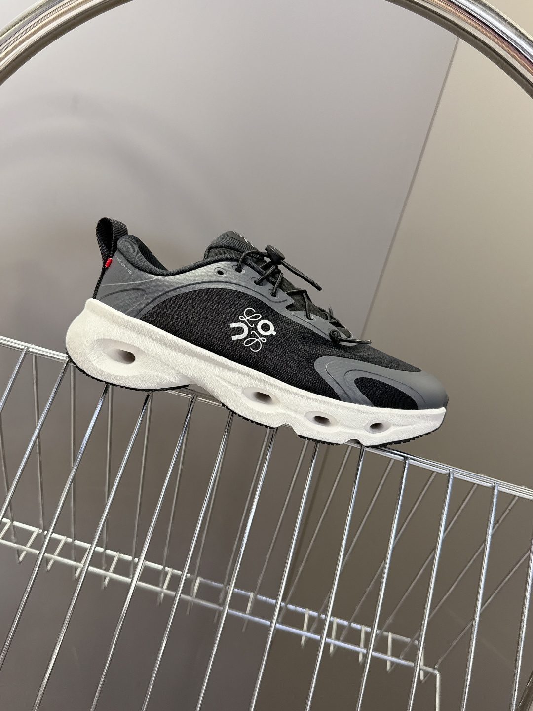 Loewe罗意威 x on昂跑联名情侣款 跑鞋 罗意威 xon 昂跑全新合作系列 时尚，品牌与瑞士高性能