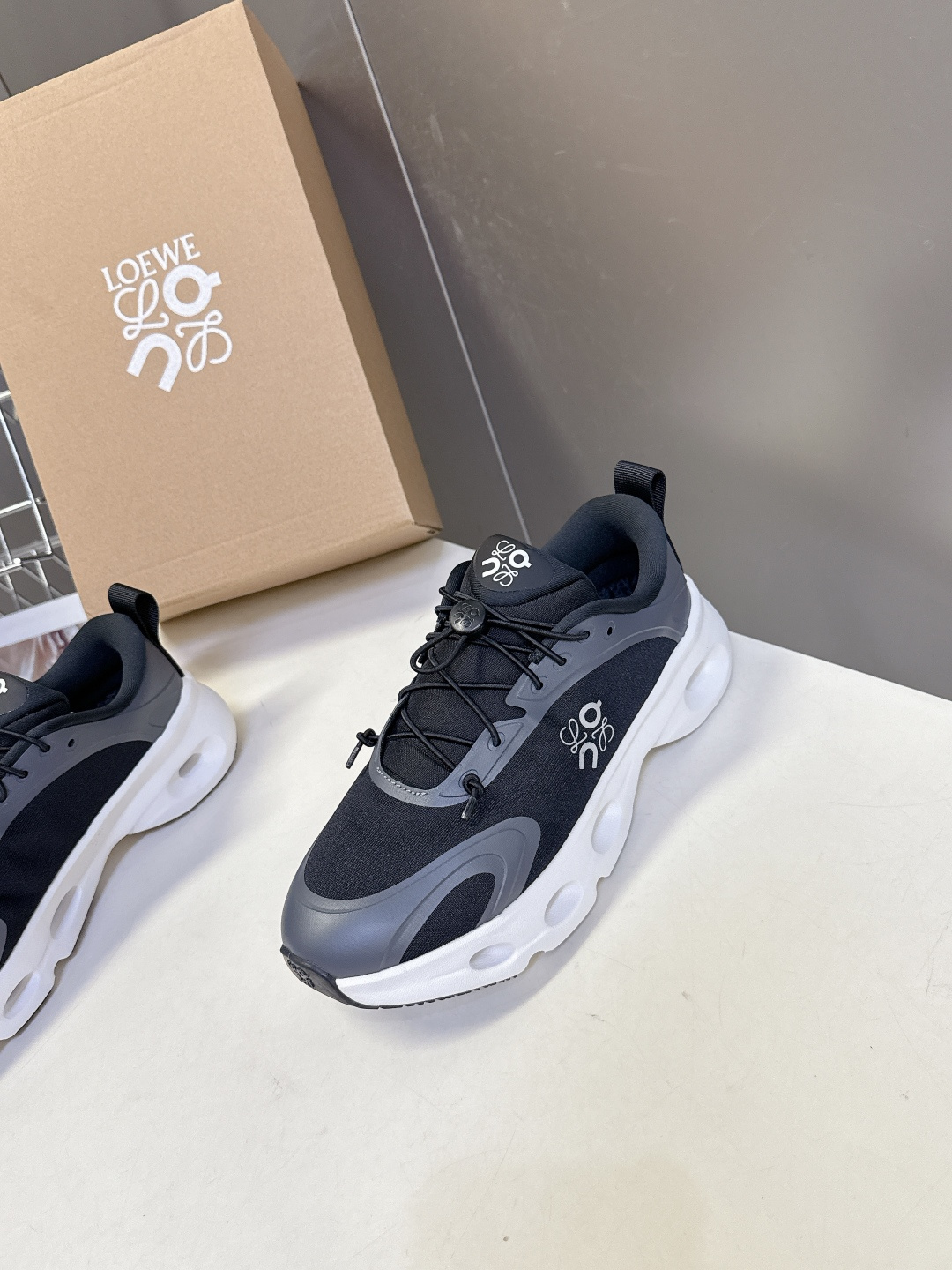 Loewe罗意威 x on昂跑联名情侣款 跑鞋 罗意威 xon 昂跑全新合作系列 时尚，品牌与瑞士高性能