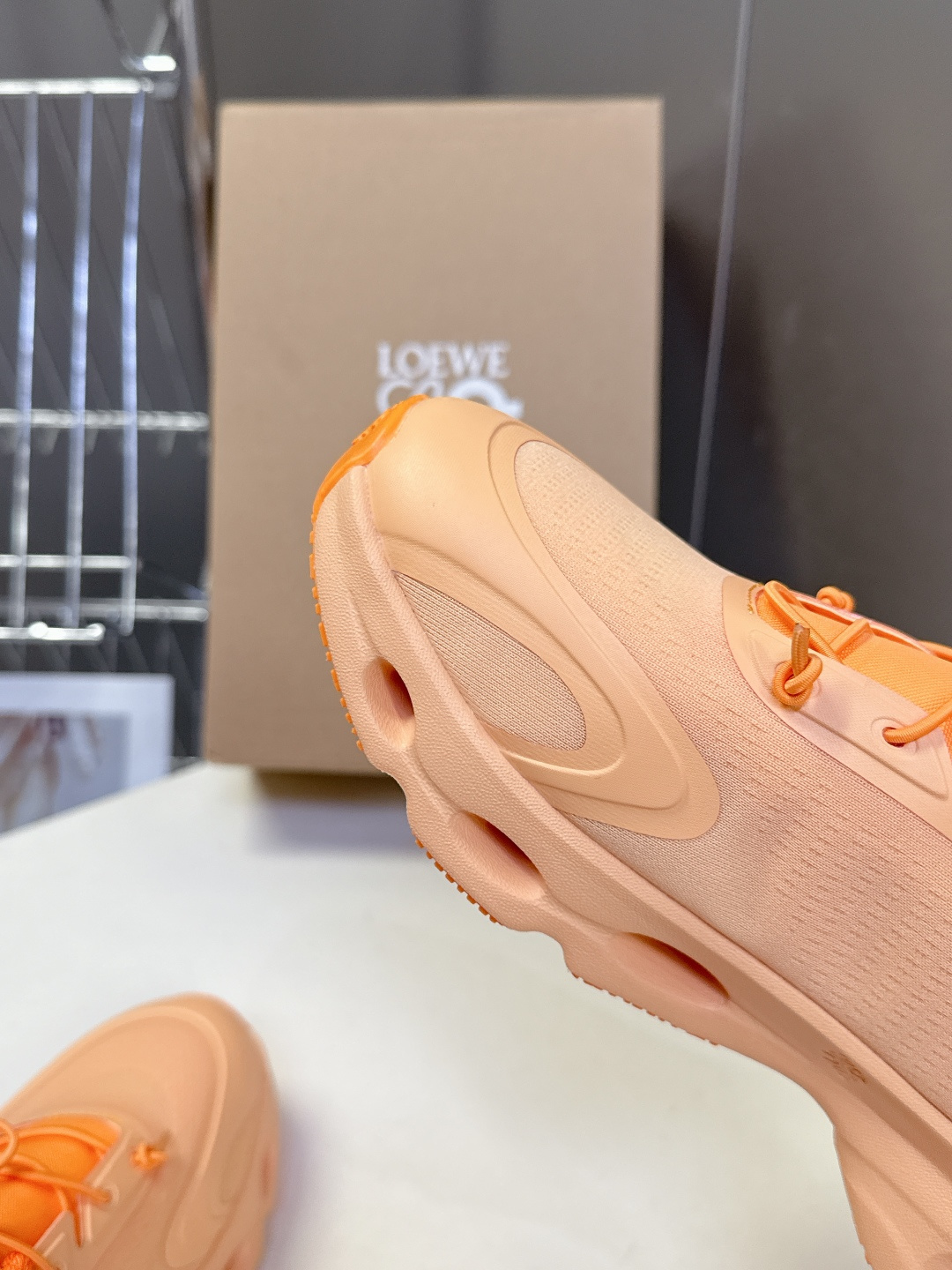 Loewe罗意威 x on昂跑联名情侣款 跑鞋 罗意威 xon 昂跑全新合作系列 时尚，品牌与瑞士高性能