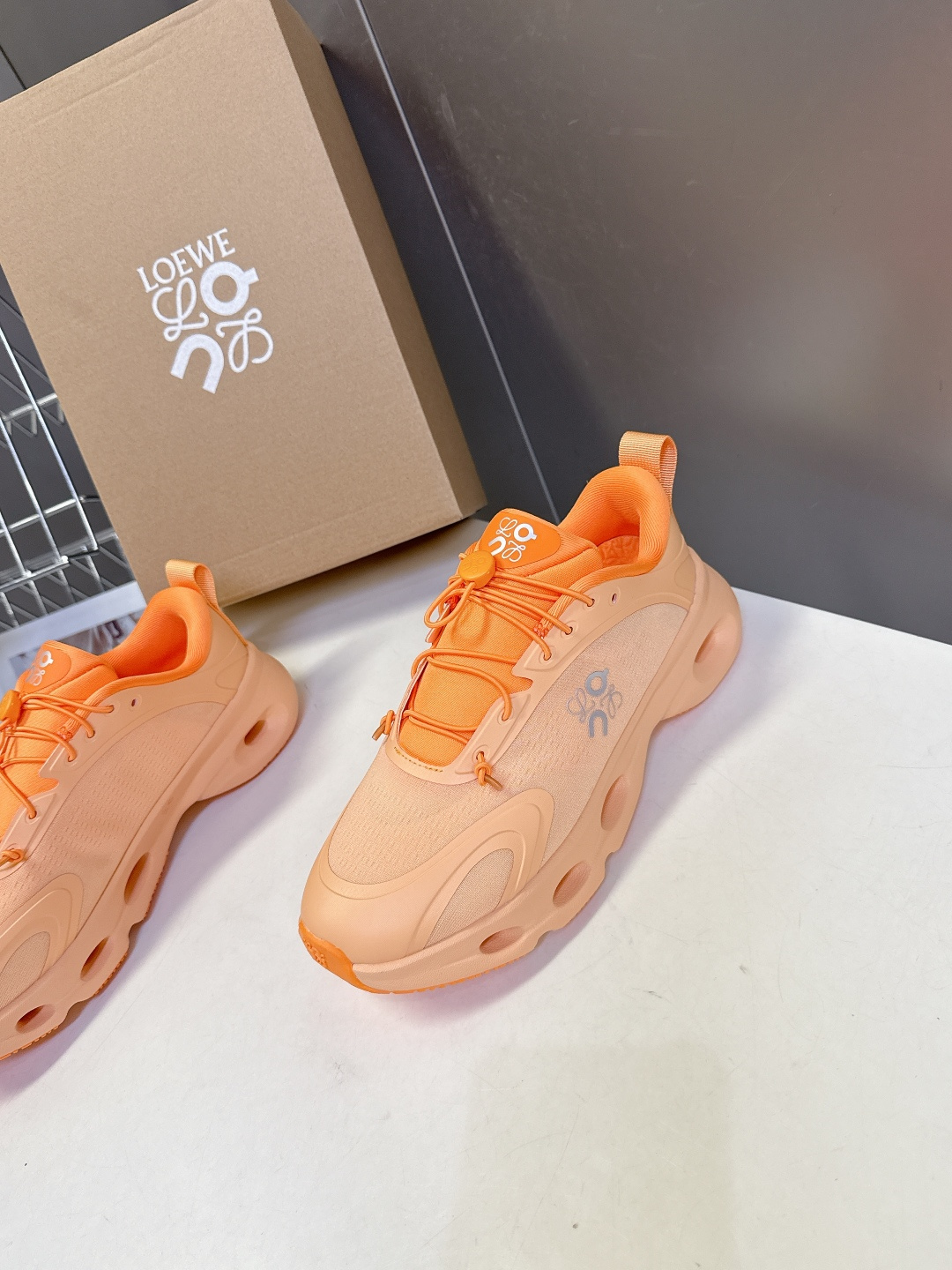 Loewe罗意威 x on昂跑联名情侣款 跑鞋 罗意威 xon 昂跑全新合作系列 时尚，品牌与瑞士高性能