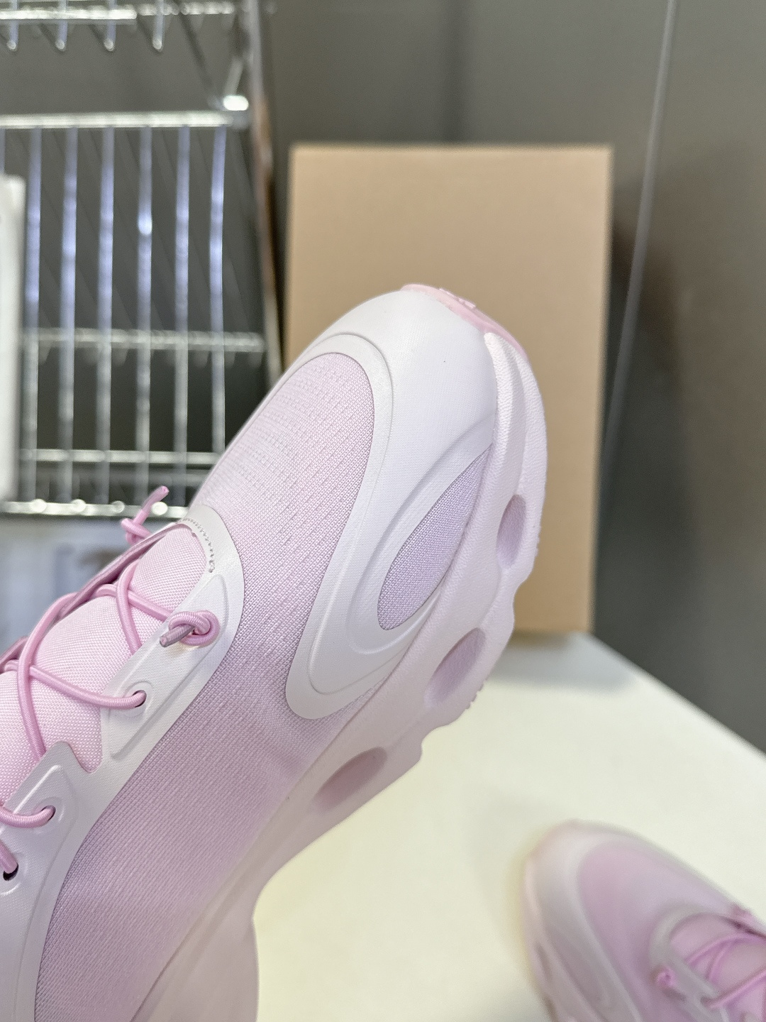 Loewe罗意威 x on昂跑联名情侣款 跑鞋 罗意威 xon 昂跑全新合作系列 时尚，品牌与瑞士高性能