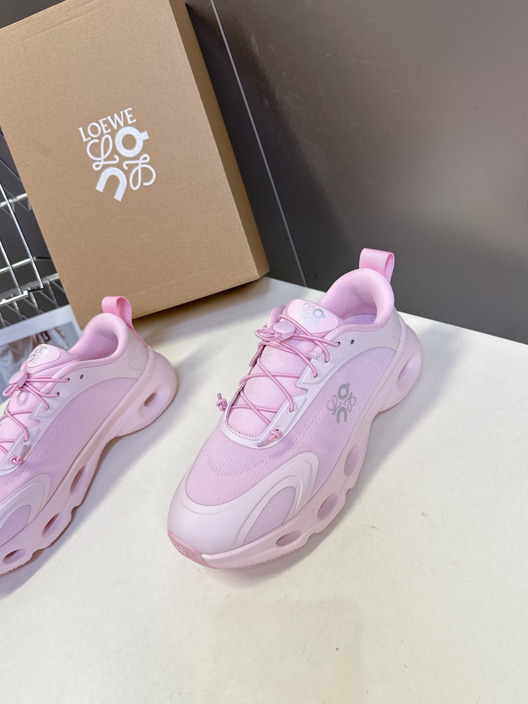 Loewe罗意威 x on昂跑联名情侣款 跑鞋 罗意威 xon 昂跑全新合作系列 时尚，品牌与瑞士高性能