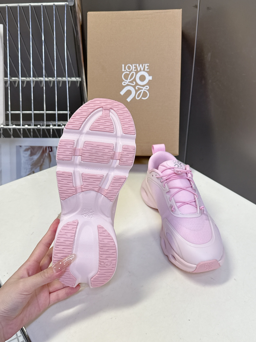 Loewe罗意威 x on昂跑联名情侣款 跑鞋 罗意威 xon 昂跑全新合作系列 时尚，品牌与瑞士高性能