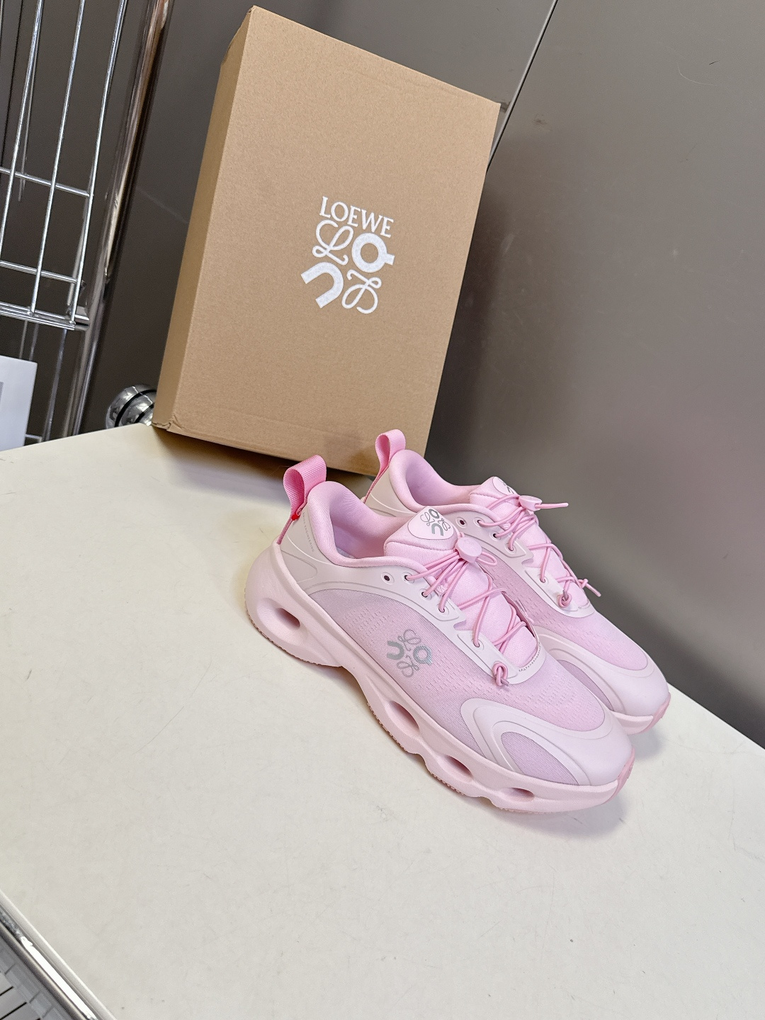 Loewe罗意威 x on昂跑联名情侣款 跑鞋 罗意威 xon 昂跑全新合作系列 时尚，品牌与瑞士高性能