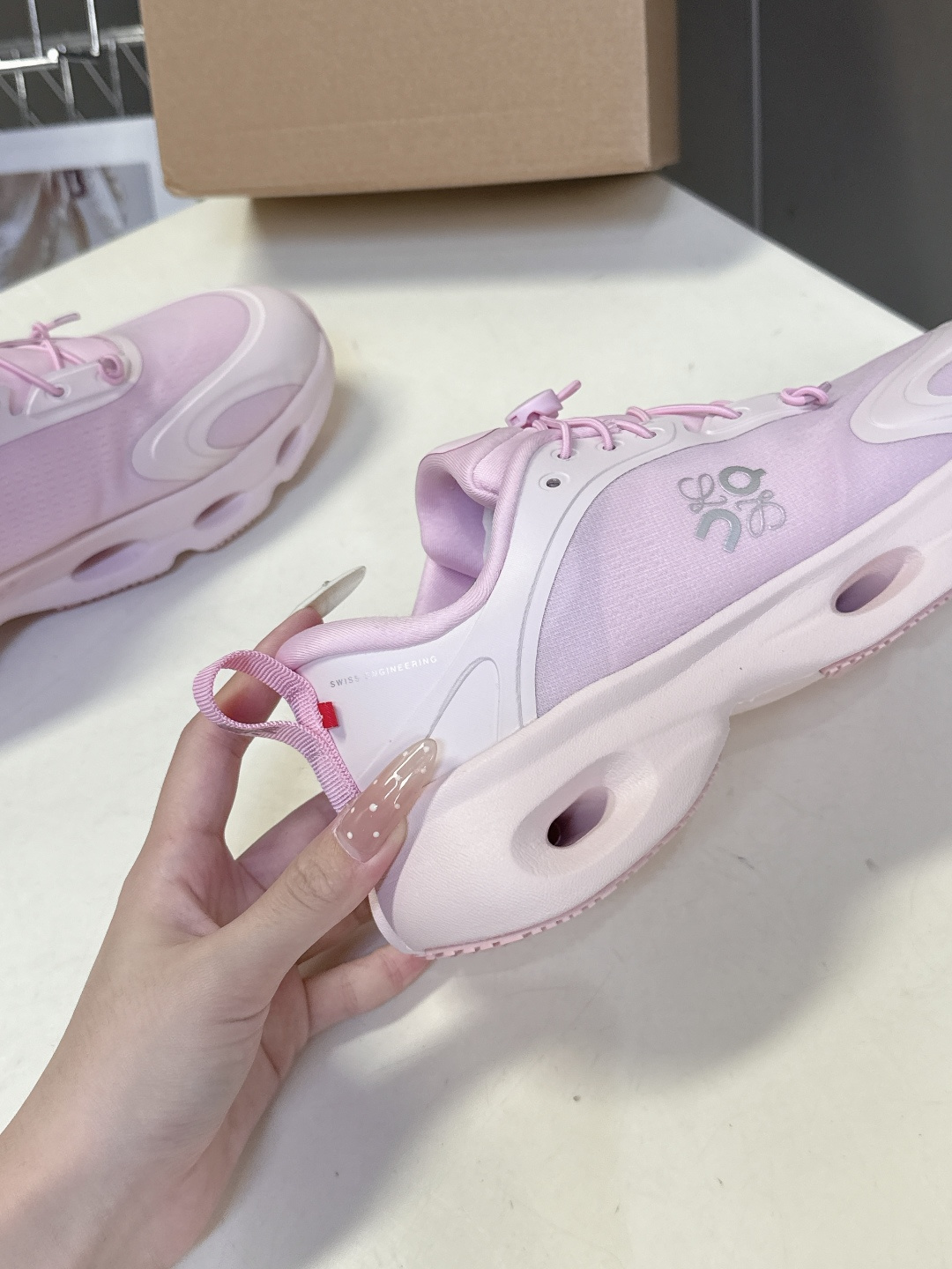 Loewe罗意威 x on昂跑联名情侣款 跑鞋 罗意威 xon 昂跑全新合作系列 时尚，品牌与瑞士高性能