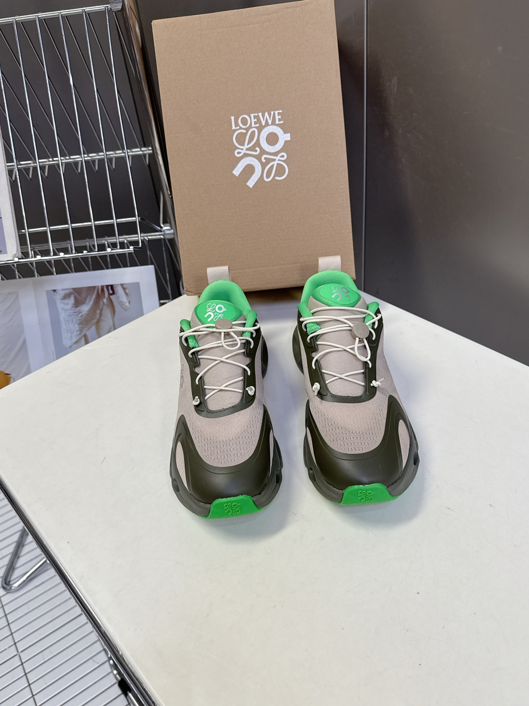 NO:561787,Loewe x on joint couple's running shoes Loewe xon new cooperation series  Fashion, this series of works jointly created by the brand and the Swiss high-performance sports brand on is specially designed for urban and outdoor life, fully demonstrating the technological quality with sustainable concepts. Made of recycled polyester fiber and mesh cloth, using an exclusive rubber sole with lo printed on the side  ewe's classic logo, decorated with full-coverage seam details. This cooperation combines ON's professional technology with loewe's exquisite craftsmanship, and uses it in the production and design of ewe. It is specially created for urban life and outdoor sports. Size 36-40  Men 39-45, casual shoes/sports shoes, loewe, loewe, sneakers19860909Loewe罗意威 x on昂跑联名情侣款 跑鞋 罗意威 xon 昂跑全新合作系列 时尚,品牌与瑞士高性能运动品牌on携手打造的此系列作品专为城市与户外生活而设,充分彰显蕴含可持续理念的科技品质.由再生聚酯纤维和网眼布制成,采用独家橡胶鞋底,鞋侧印有loewe罗意威经典logo,饰有全覆盖贴缝细节.此次合作,将on昂跑专业技术和loewe罗意威的精湛工艺结合,运用在的制作和设计中,专为城市生活和户外运动打造.码数36-40 男39-45,休闲鞋/运动鞋,loewe,loewe,sneakers,Women's Shoes