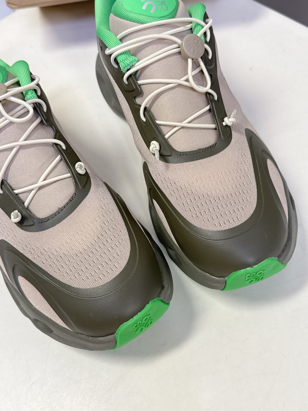 Loewe罗意威 x on昂跑联名情侣款 跑鞋 罗意威 xon 昂跑全新合作系列 时尚，品牌与瑞士高性能