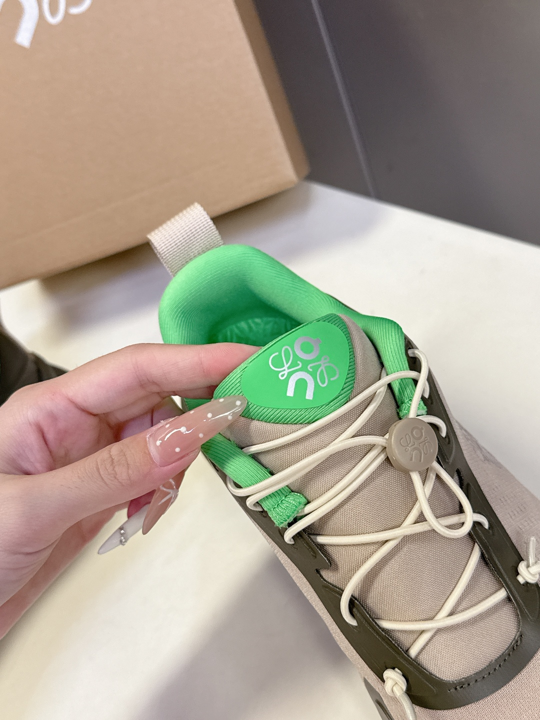 Loewe罗意威 x on昂跑联名情侣款 跑鞋 罗意威 xon 昂跑全新合作系列 时尚，品牌与瑞士高性能