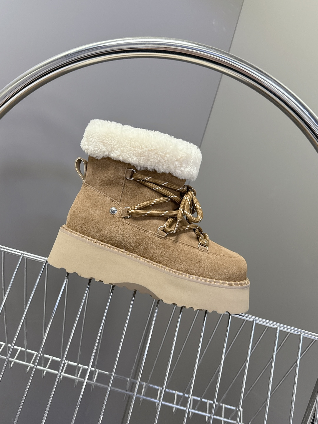 UGG秋冬最新款厚底雪地靴韩版复古软fufu雪地靴 选用优质的材料，内里垫脚羊毛🦙确保毛靴的保暖性和耐久