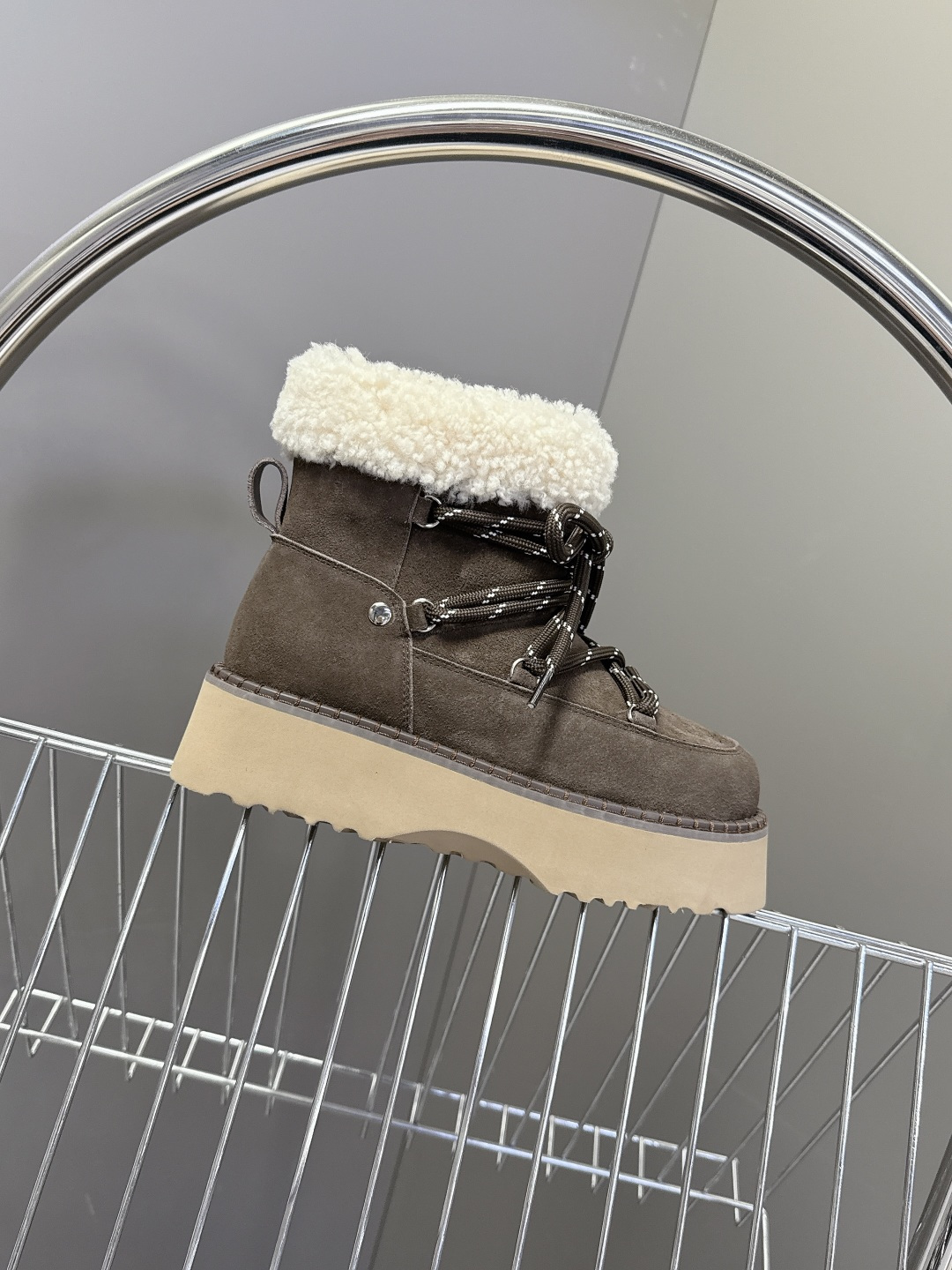 UGG秋冬最新款厚底雪地靴韩版复古软fufu雪地靴 选用优质的材料，内里垫脚羊毛🦙确保毛靴的保暖性和耐久