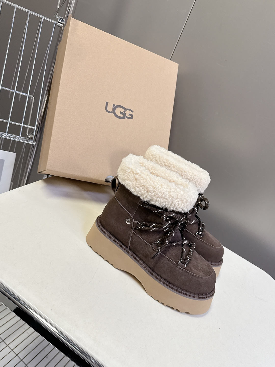 UGG秋冬最新款厚底雪地靴韩版复古软fufu雪地靴 选用优质的材料，内里垫脚羊毛🦙确保毛靴的保暖性和耐久