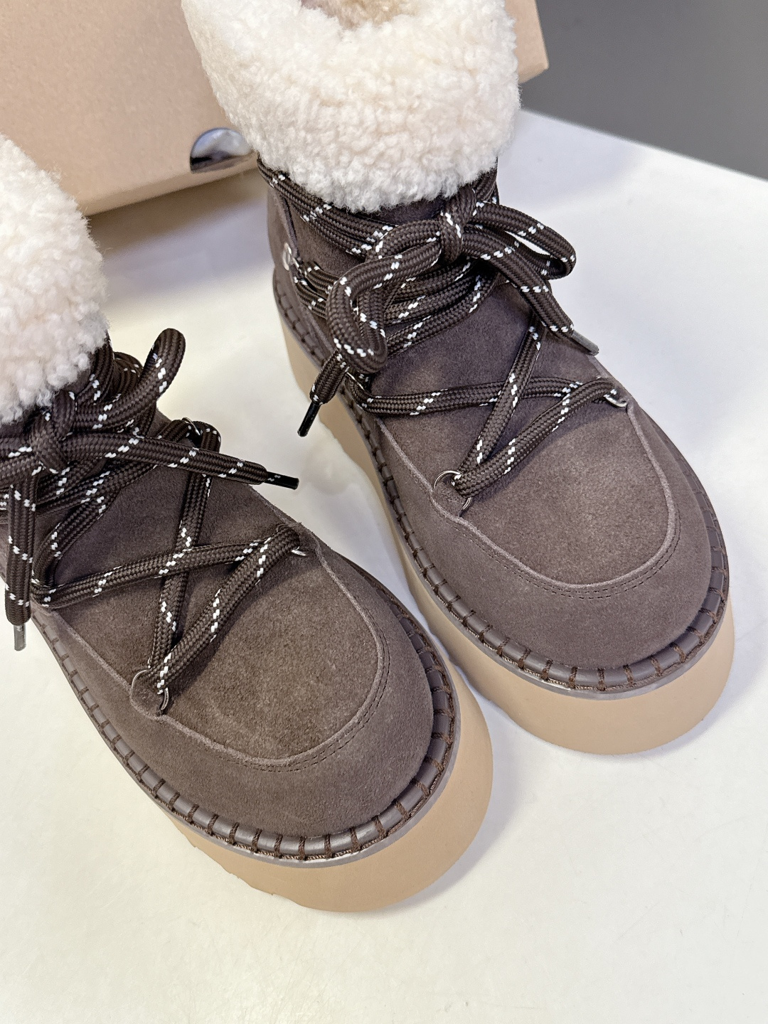 UGG秋冬最新款厚底雪地靴韩版复古软fufu雪地靴 选用优质的材料，内里垫脚羊毛🦙确保毛靴的保暖性和耐久