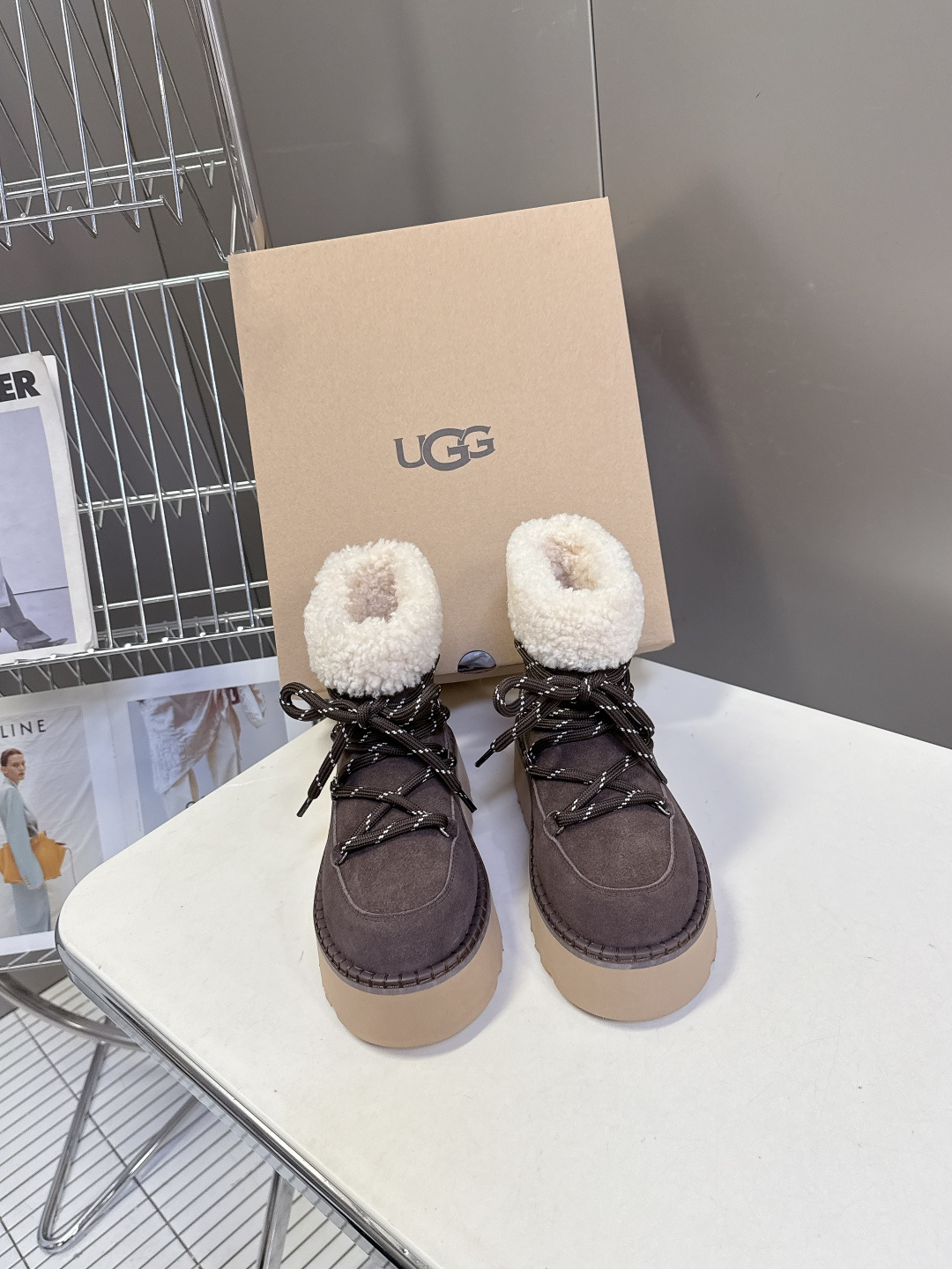 NO:561781,UGG autumn and winter's latest thick-soled snow boots Korean style retro soft fufu snow boots are made of high-quality materials. The inner padding wool ensures the warmth and durability of the boots. The boots are piled with pleats and are slimming. Whether paired with tight jeans to show casual fashion or complementing a skirt to highlight elegance, they can easily control various styles and become a must-have choice for autumn and winter wardrobes. Original foam soles, sizes 35 to 40, snow boots, boots, skirts, jeans19860909UGG秋冬最新款厚底雪地靴韩版复古软fufu雪地靴 选用优质的材料,内里垫脚羊毛确保毛靴的保暖性和耐久性靴筒堆堆褶皱巨显瘦无论是搭配紧身牛仔裤展现休闲时尚,还是与裙装相得益彰凸显优雅气质 都能轻松驾驭各种风格成为秋冬季衣橱的必备之选 原版发泡大底 码数35一40,雪地靴,boots,skirts,jeans,Women's Shoes
