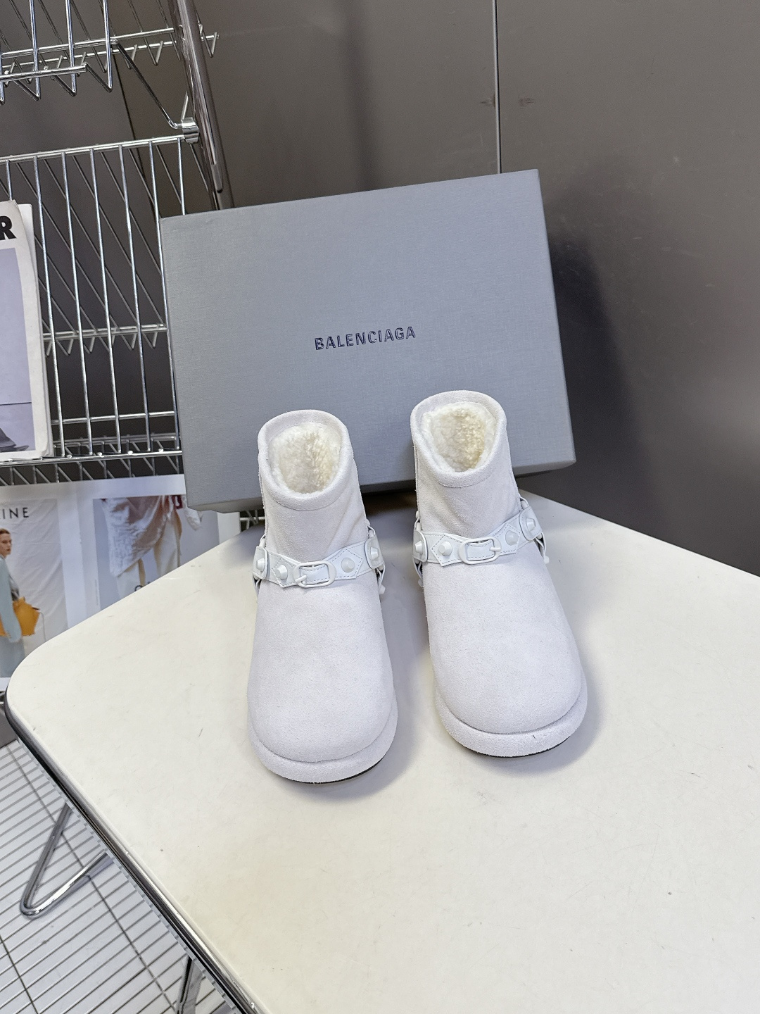 NO:561775,BALENCIAGA Balenciaga's latest ski series for autumn and winter. Snow boots. Many celebrities and Internet celebrities have planted grass. Details are perfectly reproduced. The designer launches to explore the concept of originality and appropriation in the fashion industry, pay tribute to heritage and classics with a new series, and break the conventional design with the iconic Balenciaga abstraction. It collides with new creative ideas that are witty and harmonious, and has a one-to-one approach to the original. All fabrics are customized, high mercerization, real wool lining, and original exclusive molded non-slip outsole.  Size35-40 (40 is custom-made and cannot be returned or exchanged), snow boots, balenciaga, balenciaga, boots19860909BALENCIAGA巴黎世家秋冬最新款滑雪系列 雪地靴  超多明星网红种草 细节完美复刻 设计师推出探索时尚界对于原创与挪用的概念、以全新系列致敬传承与经典,以标志性Balenciaga抽象打破常规设计 碰撞出诙谐又和谐的新创意、了原版一比一做法 面料全部定制 高丝光 内里真羊毛 原版独家开模防滑大底 Size35-40（40订做不退换）,雪地靴,balenciaga,balenciaga,boots,Women's Shoes