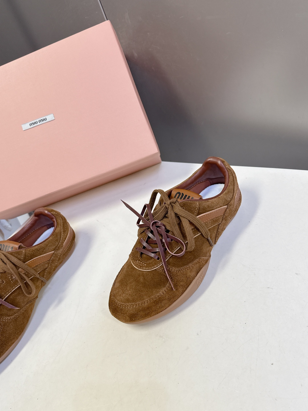 MiuMiu缪缪最新走秀款复古休闲鞋 德训鞋官方秀场出镜率最高的单品 超多明星时尚博主种草 miu系穿搭