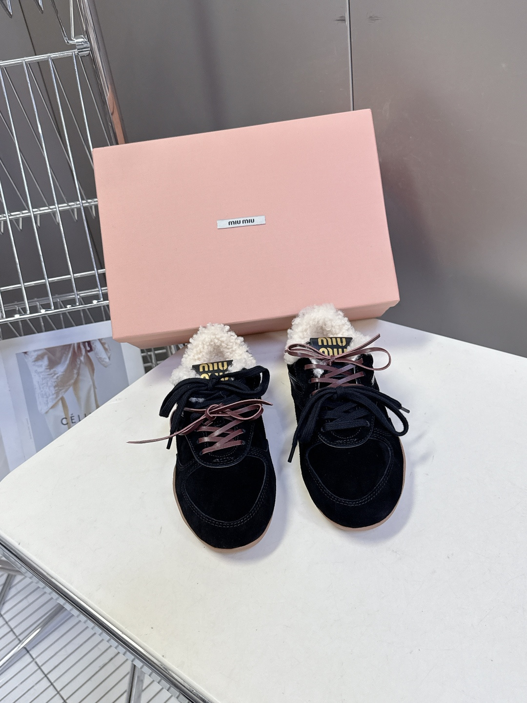 NO:561766,MiuMiu Miu Miu's latest catwalk style retro furry shoes, moral training shoes, the most photographed item in the official show. Many celebrity fashion bloggers are planting grass. Miu style is still as popular as ever. Fashionable and versatile, it can be salty or sweet. Whether worn barefoot or with socks, it is super age-reducing. Super invincible and versatile. The upper is imported retro calfskin, and the lining is real wool. The sole is original rubber outsole Size 35-40 (40  Custom-made (non-refundable), casual shoes/sports shoes, miumiu, sneakers, cowhide, socks19860909MiuMiu缪缪最新走秀款复古毛毛鞋 德训鞋 官方秀场出镜率最高的单品 超多明星时尚博主种草 miu系穿搭还是一如既往的火 时髦百搭即可咸又可甜 无论光脚穿还是搭配袜子穿都超级减龄 超级无敌百搭 鞋面进口复古小牛皮 内里真羊毛 鞋底原版橡胶大底Size35-40（40 订做不退换）,休闲鞋/运动鞋,miumiu,sneakers,cowhide,socks,Women's Shoes