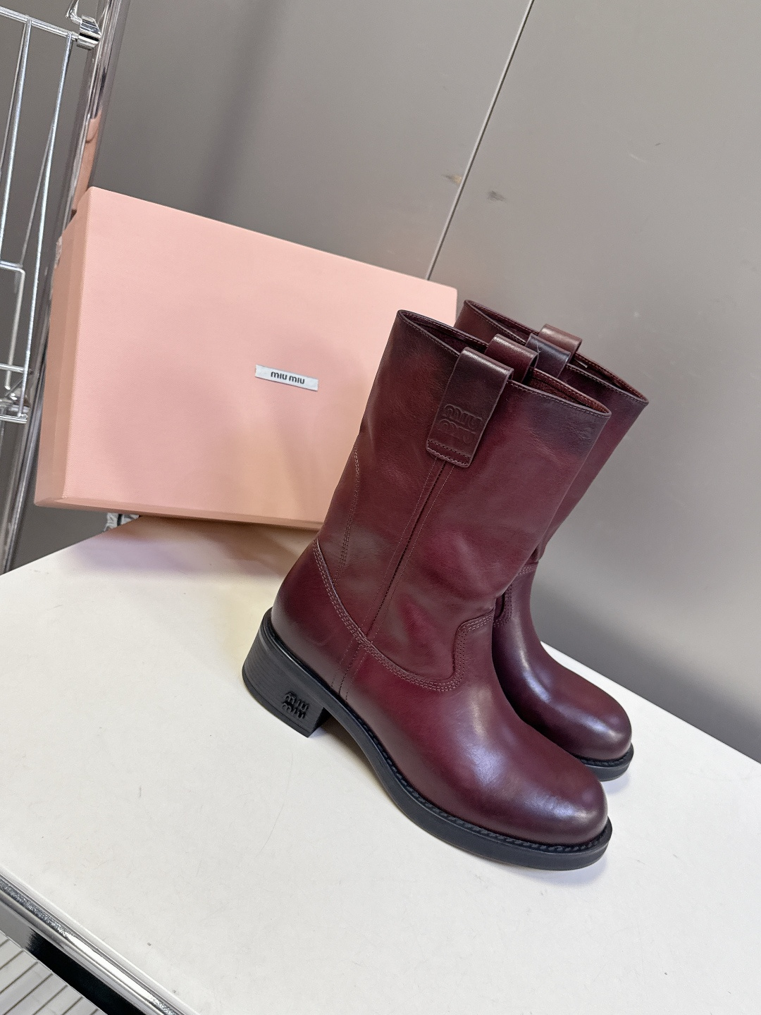 MiuMiu缪缪秋冬最新款复古皮靴 堆堆靴 超多明星时尚博主种草 当下最流行的型体隔板设计 结合美拉德色