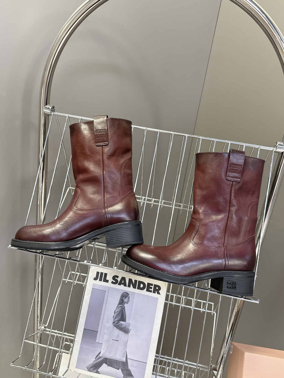 MiuMiu缪缪秋冬最新款复古皮靴 堆堆靴 超多明星时尚博主种草 当下最流行的型体隔板设计 结合美拉德色