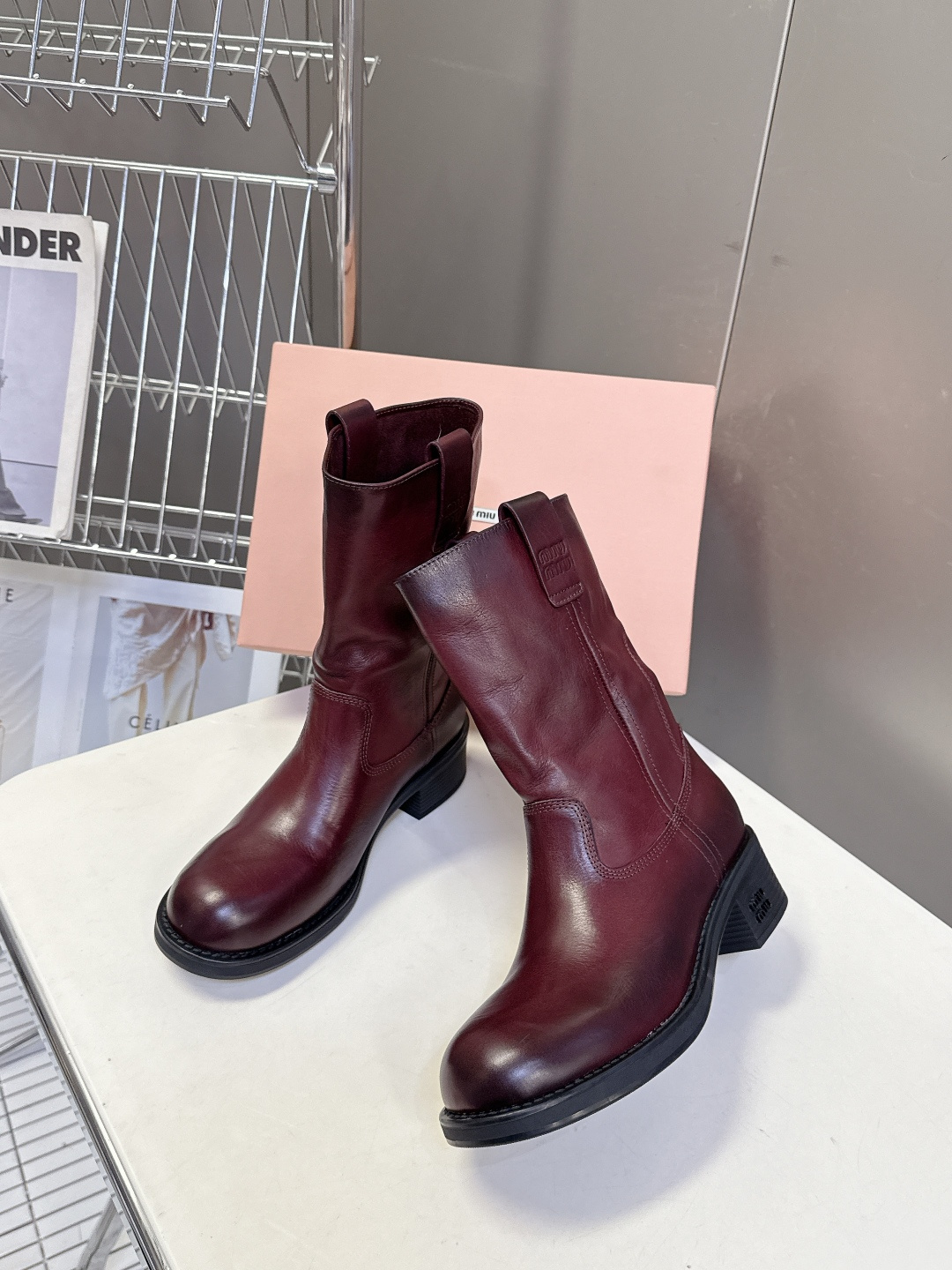 MiuMiu缪缪秋冬最新款复古皮靴 堆堆靴 超多明星时尚博主种草 当下最流行的型体隔板设计 结合美拉德色
