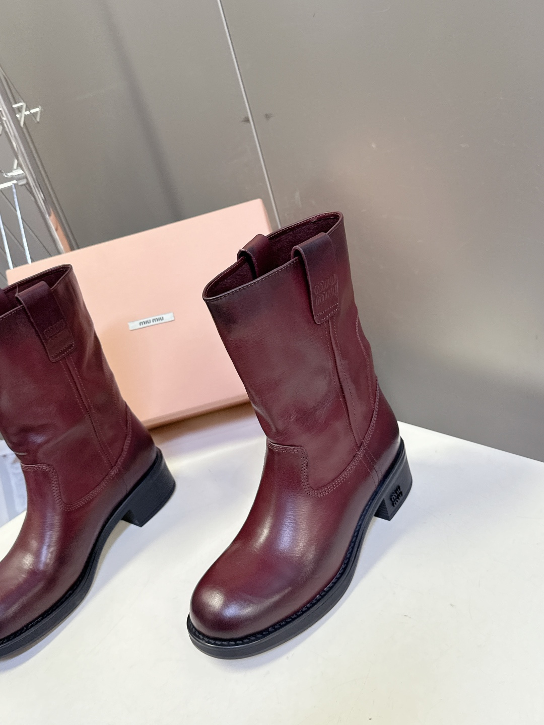 MiuMiu缪缪秋冬最新款复古皮靴 堆堆靴 超多明星时尚博主种草 当下最流行的型体隔板设计 结合美拉德色