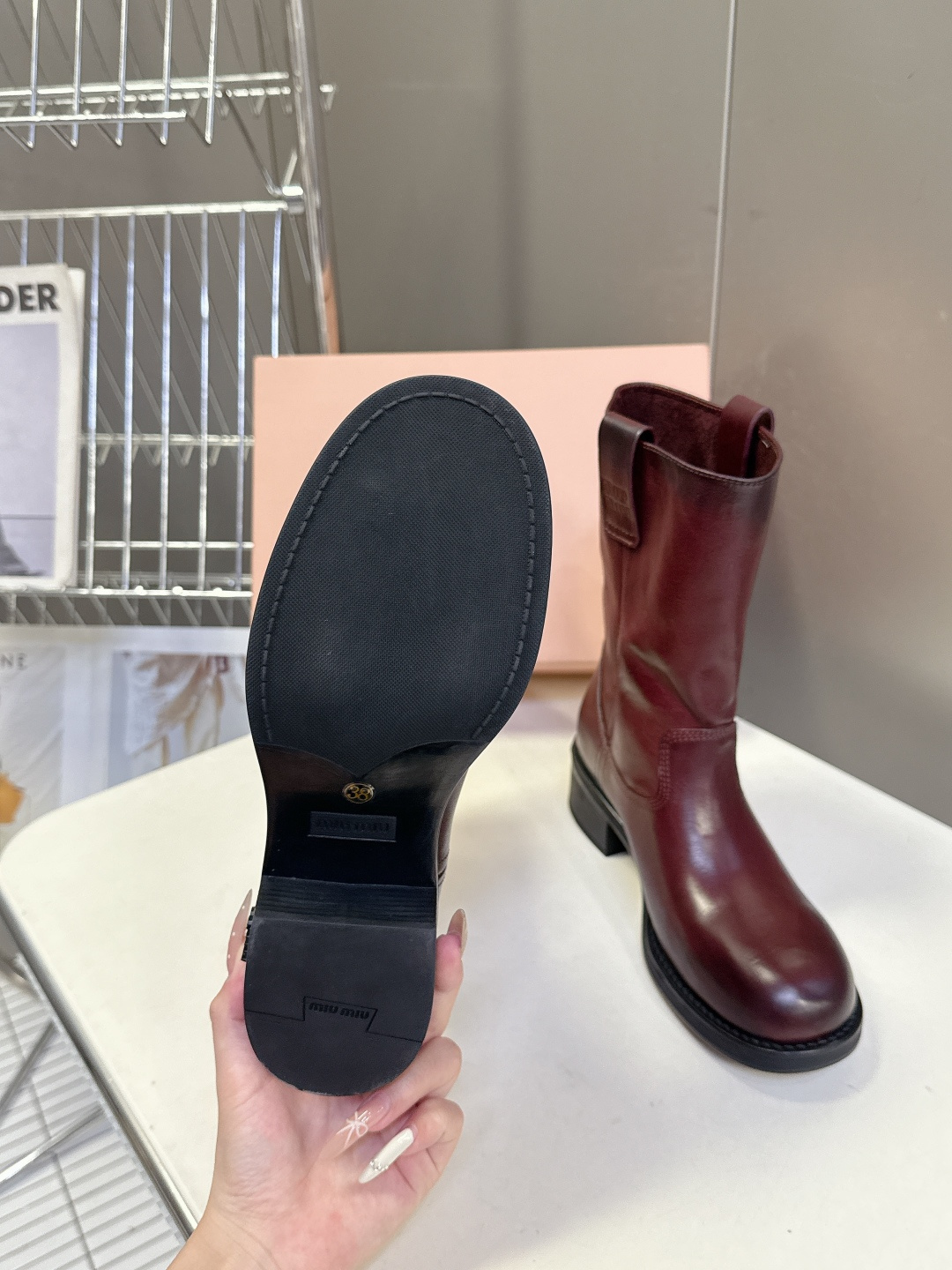 MiuMiu缪缪秋冬最新款复古皮靴 堆堆靴 超多明星时尚博主种草 当下最流行的型体隔板设计 结合美拉德色