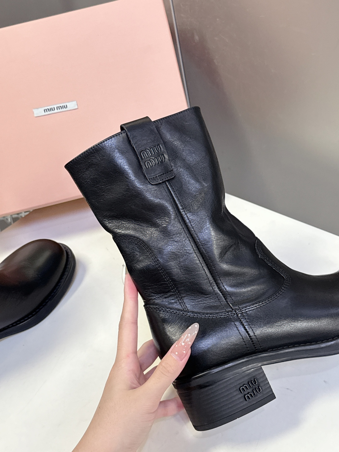 MiuMiu缪缪秋冬最新款复古皮靴 堆堆靴 超多明星时尚博主种草 当下最流行的型体隔板设计 结合美拉德色