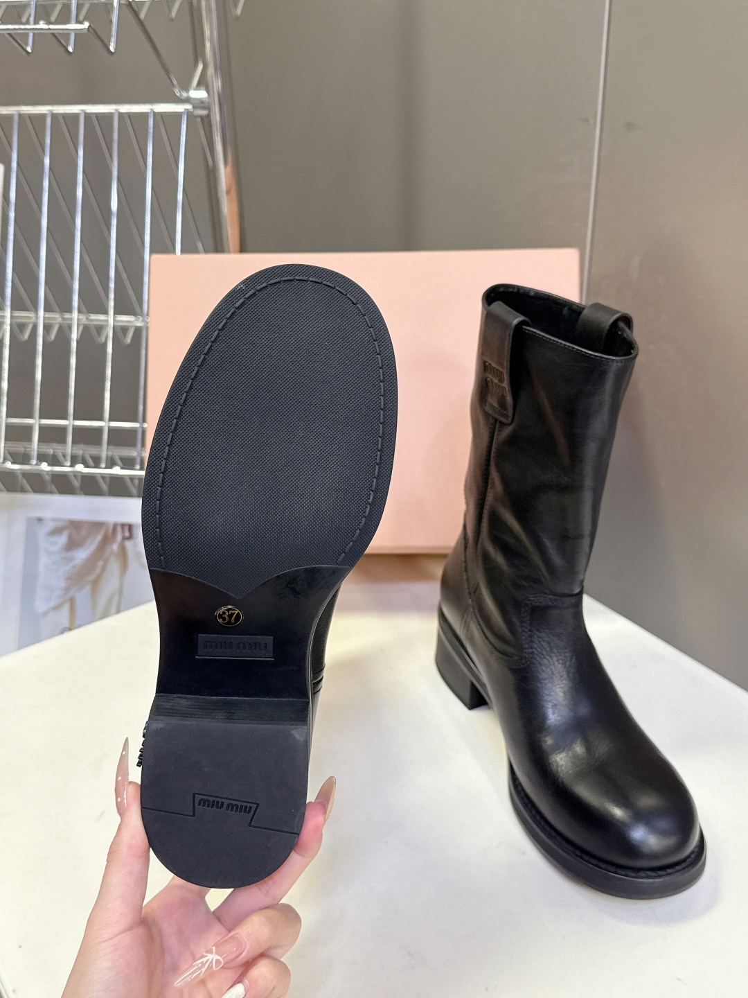 MiuMiu缪缪秋冬最新款复古皮靴 堆堆靴 超多明星时尚博主种草 当下最流行的型体隔板设计 结合美拉德色