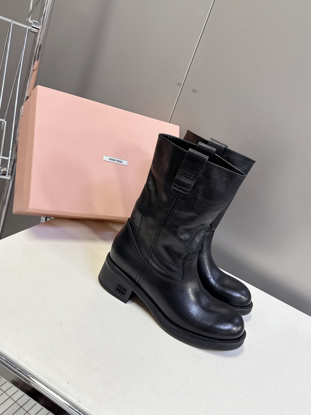 MiuMiu缪缪秋冬最新款复古皮靴 堆堆靴 超多明星时尚博主种草 当下最流行的型体隔板设计 结合美拉德色