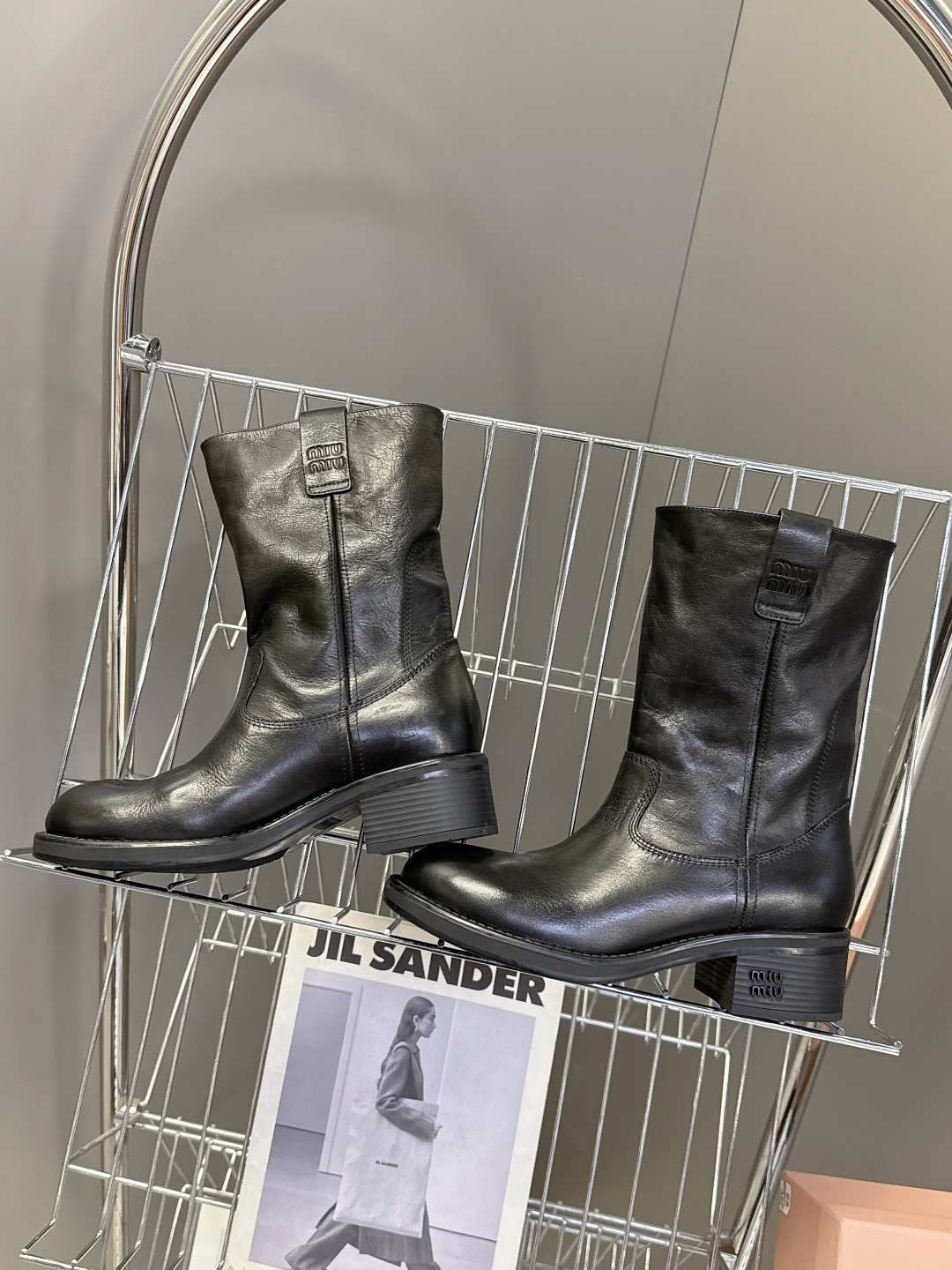 MiuMiu缪缪秋冬最新款复古皮靴 堆堆靴 超多明星时尚博主种草 当下最流行的型体隔板设计 结合美拉德色